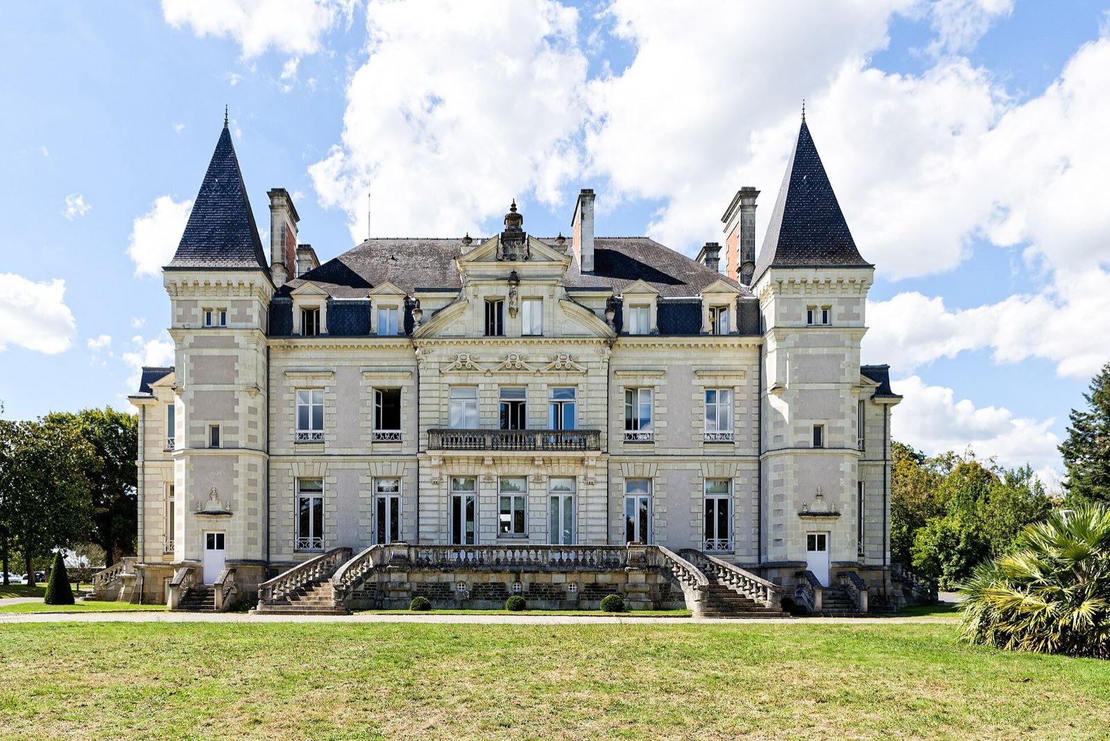 Façade du château de la Gobinière et sa pelouse, à Orvault.